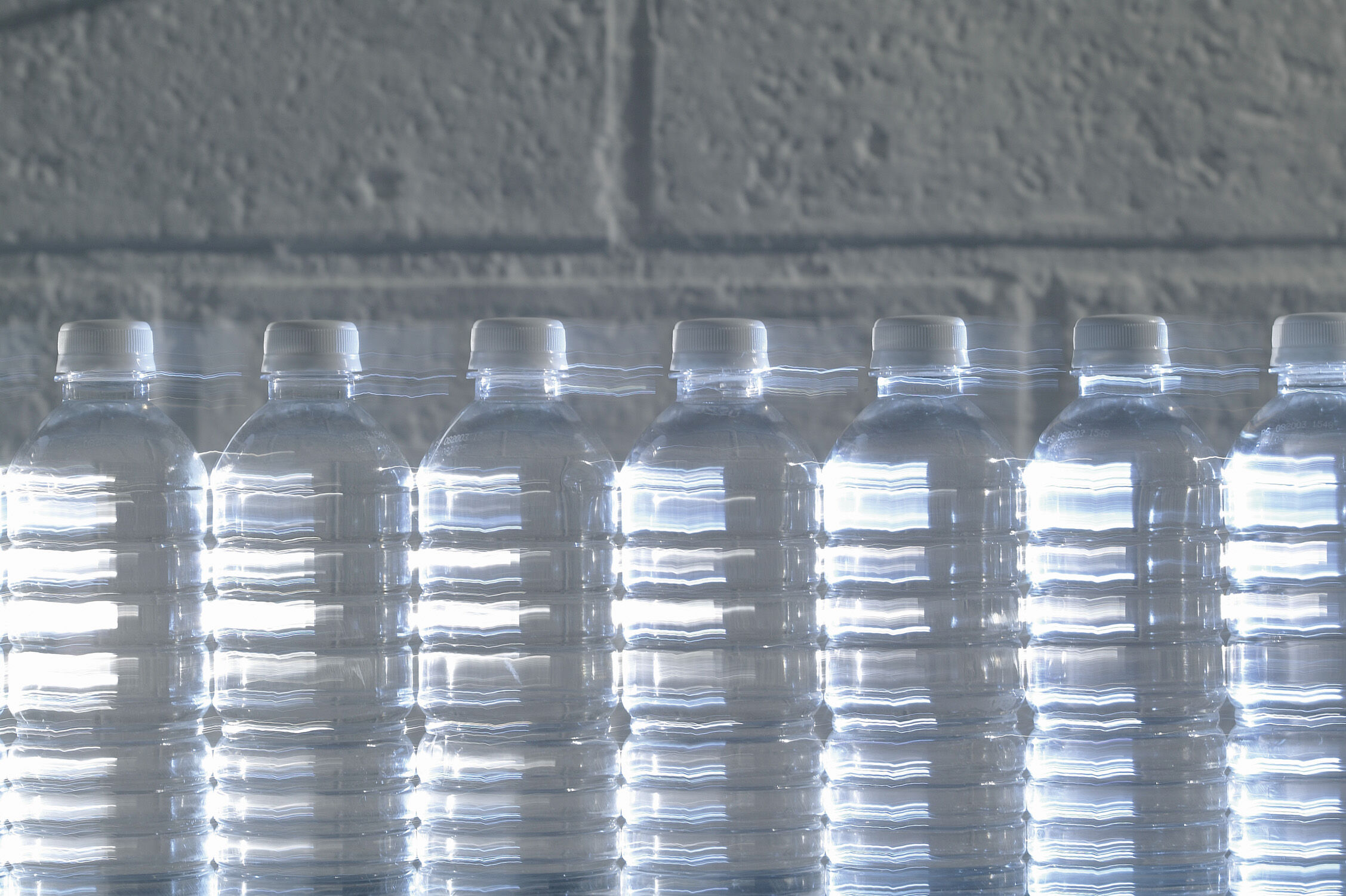 Использовать бутылку с водой. Бутылки воды в качестве гантели. Бутылки с водой вместо гантелей. Можно ли вместо гантелей использовать бутылки с водой. Вместо гантелей рекомендации дома использовать бутылки с водой.